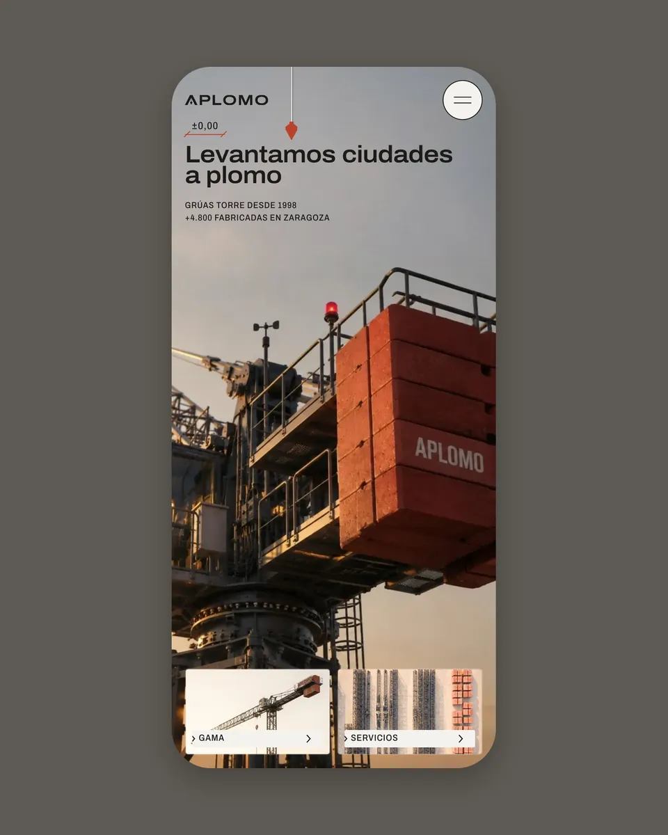 APLOMO's home page on a phone: “Levantamos ciudades a plomo” over the crane's head